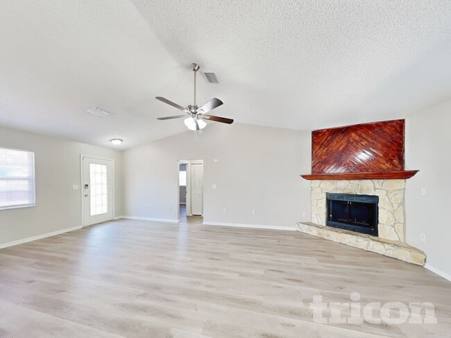 13415 Twin Lake Ave in Spring Hill, FL - Foto de edificio - Building Photo