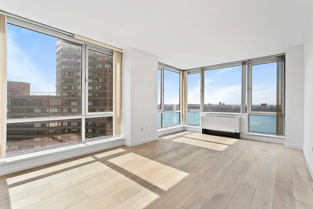 635 W 42nd St in New York, NY - Building Photo