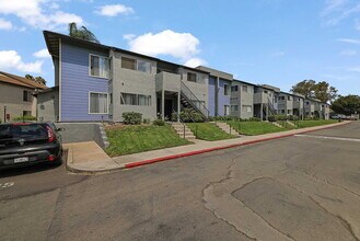 Shadow Point in Spring Valley, CA - Foto de edificio - Building Photo