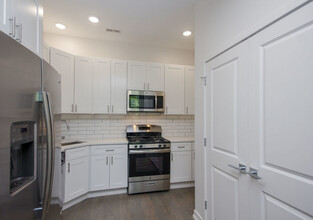1008 W 18th St, Unit 305 in Chicago, IL - Foto de edificio - Building Photo