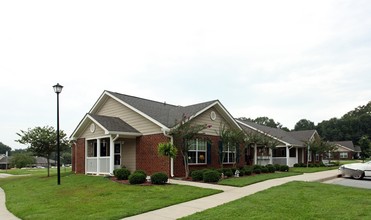 Belle Isle Senior Apartments in Robertsdale, AL - Foto de edificio - Building Photo