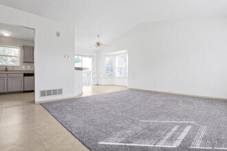 706 Windy Hill Ln in Galloway, OH - Foto de edificio - Building Photo