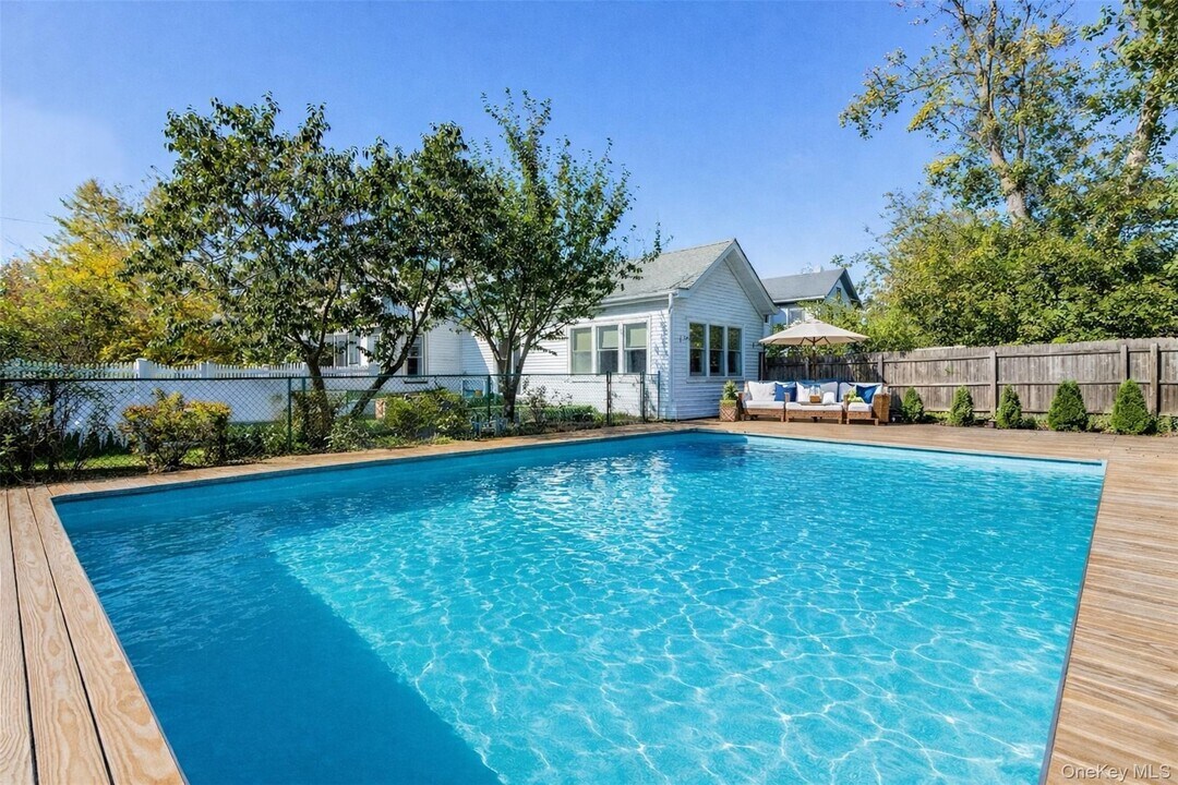 312 5th Ave in Greenport, NY - Building Photo