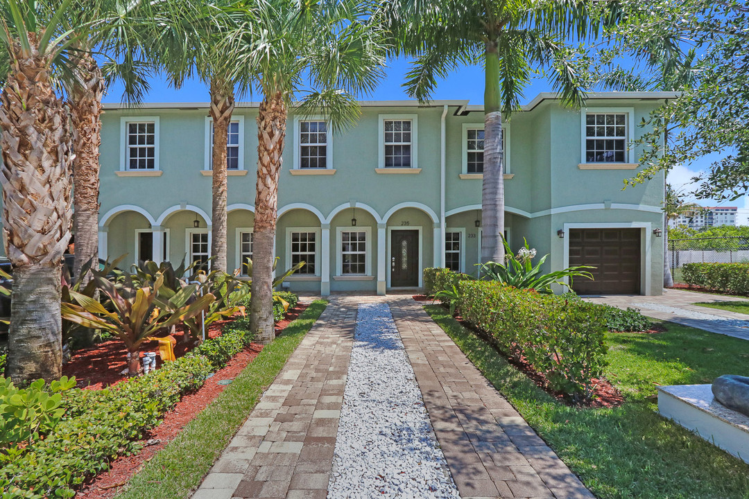 233 Malverne Rd in West Palm Beach, FL - Building Photo