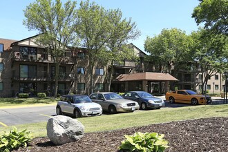 Laurel West End in Golden Valley, MN - Building Photo - Building Photo
