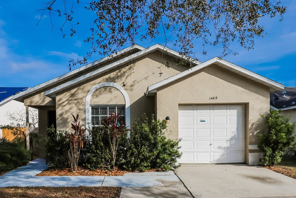 1449 Mohrlake Dr in Brandon, FL - Building Photo