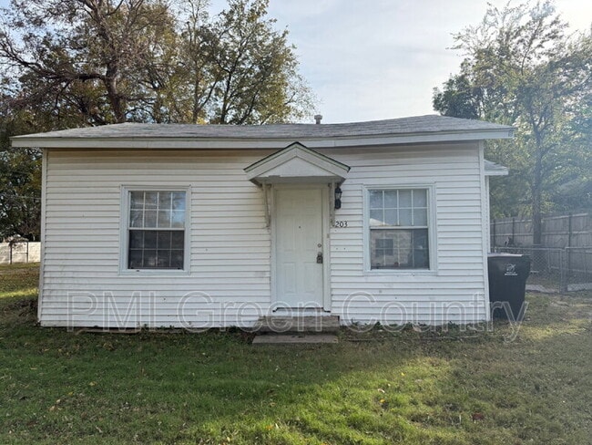 property at 203 W Knoxville St