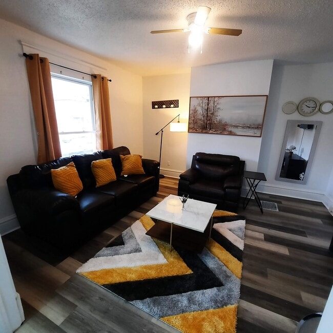 756 Sullivant Ave, Unit 756 in Columbus, OH - Building Photo - Building Photo