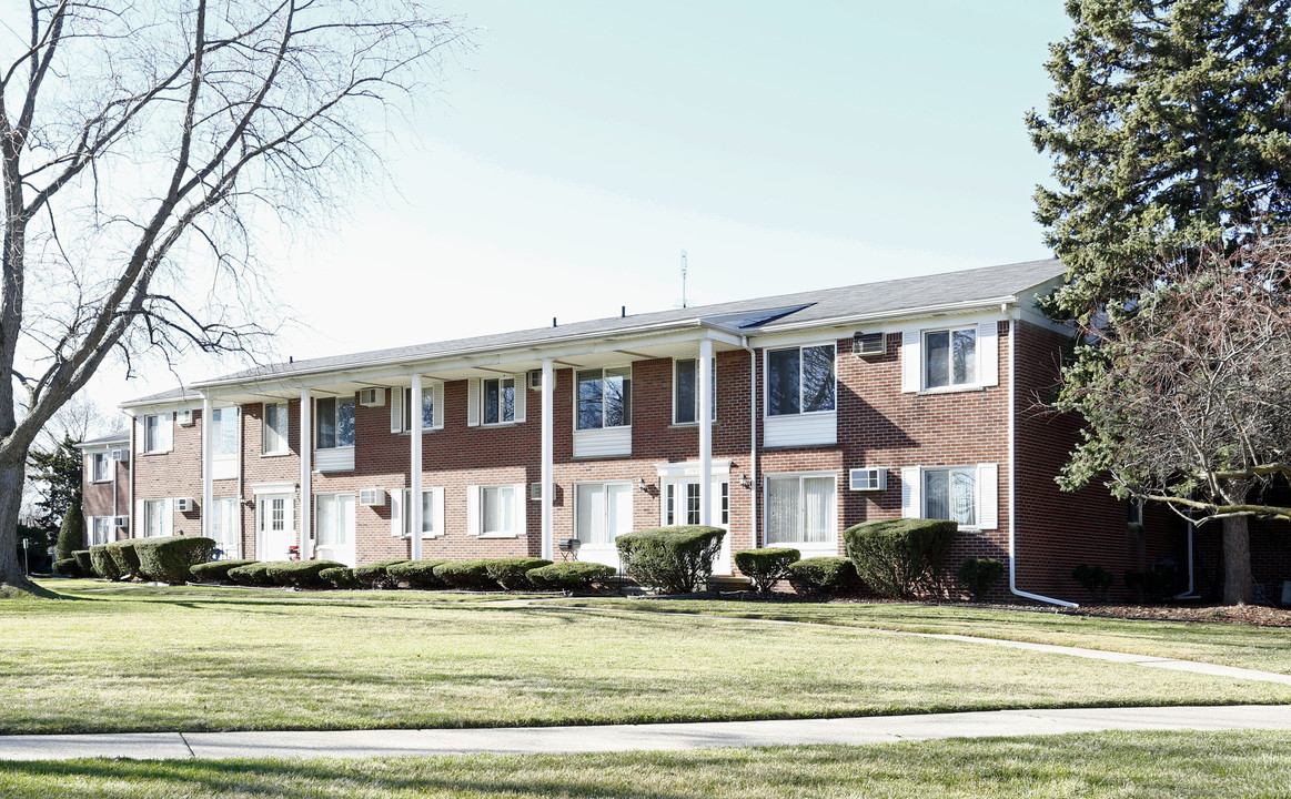 Woodcrest Terrace in Trenton, MI - Building Photo