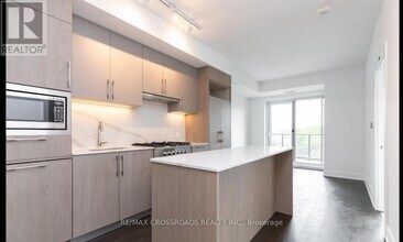 8 Manor Rd W in Toronto, ON - Building Photo - Building Photo