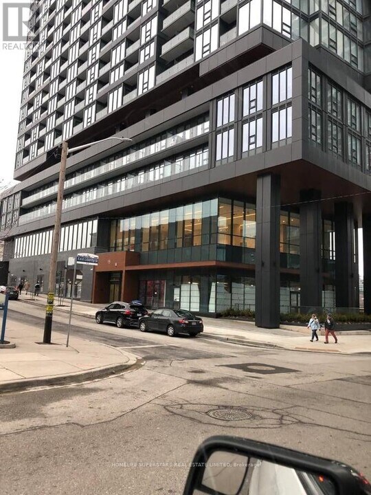 19 Western Battery Rd in Toronto, ON - Building Photo