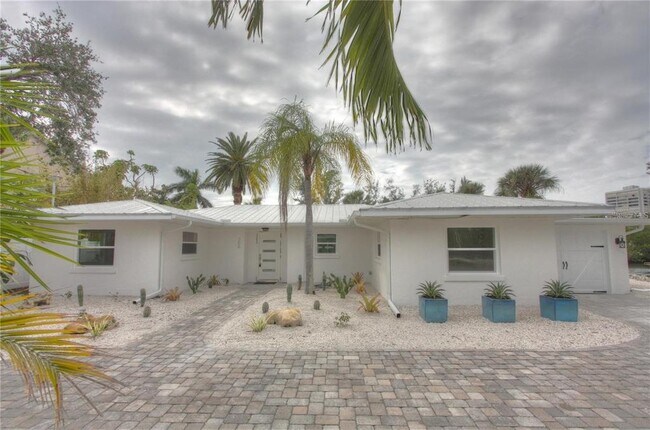 306 Island Cir in Siesta Key, FL - Building Photo - Building Photo