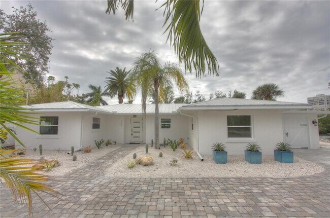 306 Island Cir in Siesta Key, FL - Foto de edificio - Building Photo