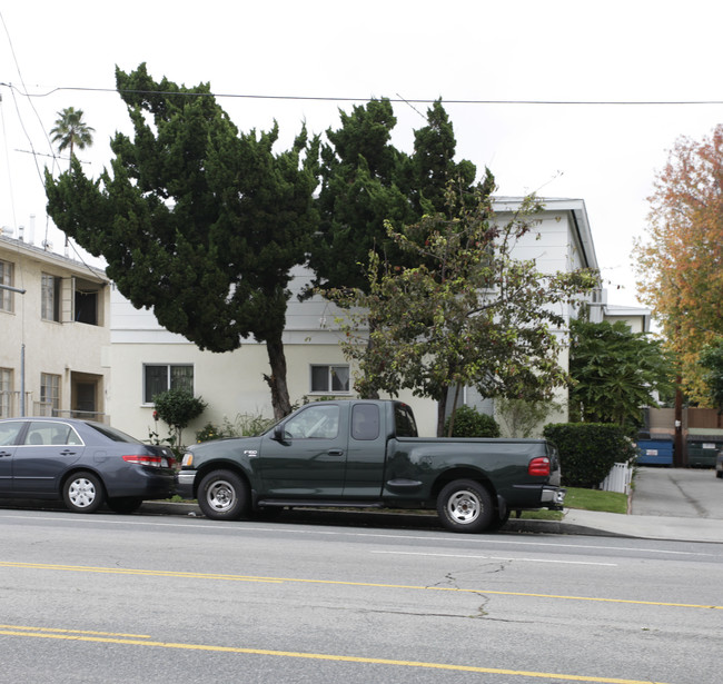 5636 Laurel Canyon Blvd in Valley Village, CA - Foto de edificio - Building Photo