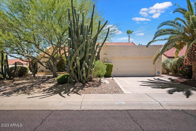 9081 E Sahuaro Dr in Scottsdale, AZ - Foto de edificio - Building Photo