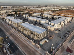 Nightfall in Las Vegas, NV - Foto de edificio - Building Photo