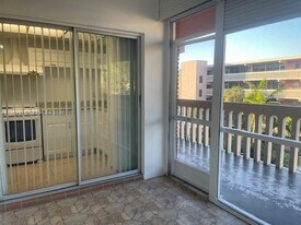 180 NE 12th Ave in Hallandale Beach, FL - Building Photo