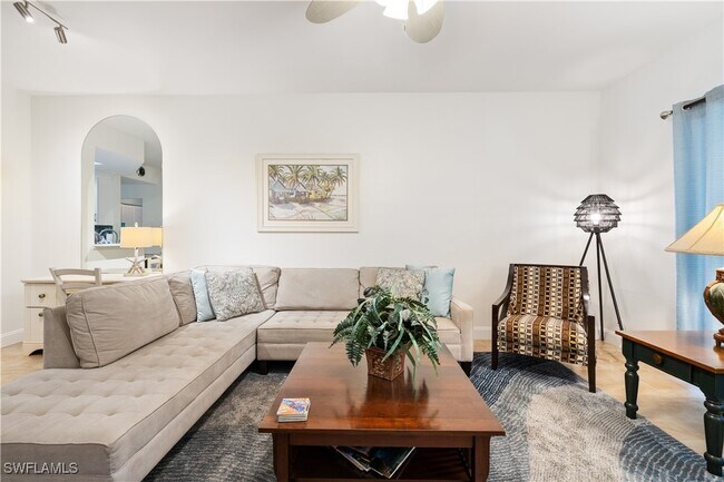 757 Wiggins Lake Dr in Naples, FL - Building Photo - Building Photo