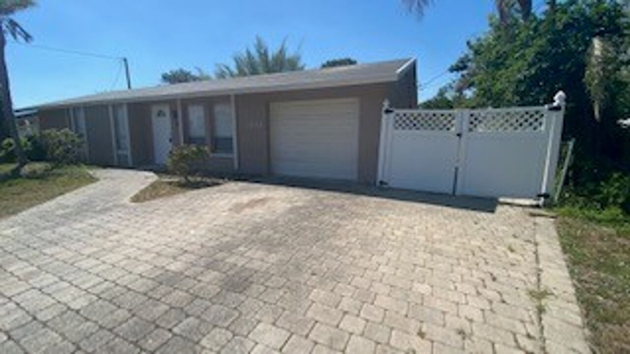 1933 Flamingo Dr in North Fort Myers, FL - Building Photo