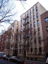 176 East 3rd Street in New York, NY - Foto de edificio - Building Photo