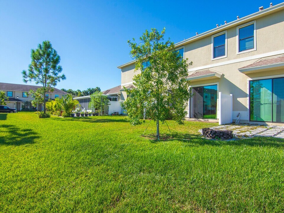10064 W Villa Cir in Vero Beach, FL - Foto de edificio