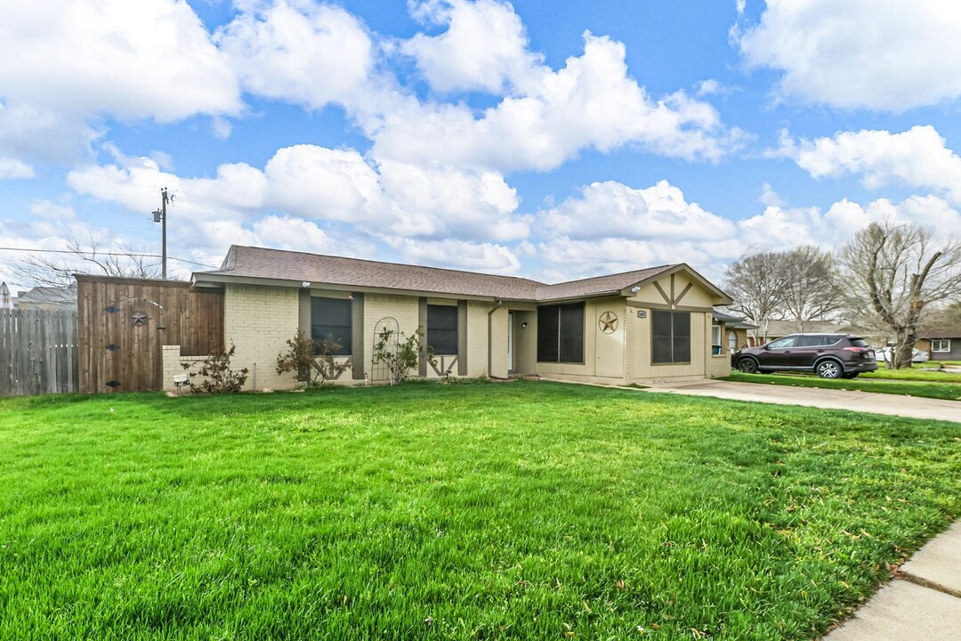 5409 Queen Ct in Lake Dallas, TX - Building Photo