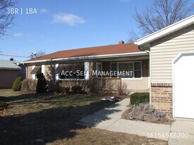 5798 Christie Ave SE in Kentwood, MI - Building Photo