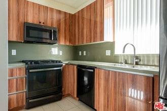 5531 La Mirada Ave in Los Angeles, CA - Building Photo - Building Photo