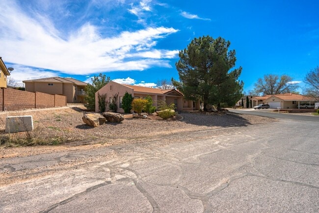 3049 Willow Dr in Saint George, UT - Building Photo - Building Photo