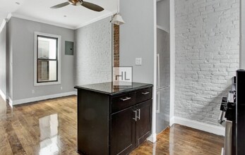 W 52ND ST., Unit 1A in New York, NY - Foto de edificio - Building Photo