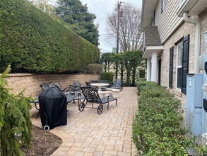 7 Dominick Ct-Unit -7 in Lindenhurst, NY - Building Photo - Building Photo