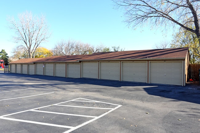 Maple View Apartments in Omaha, NE - Foto de edificio - Building Photo