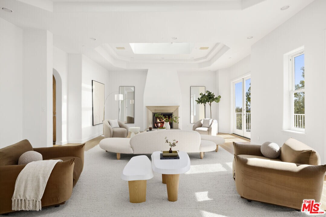 1939 Stradella Rd in Los Angeles, CA - Building Photo