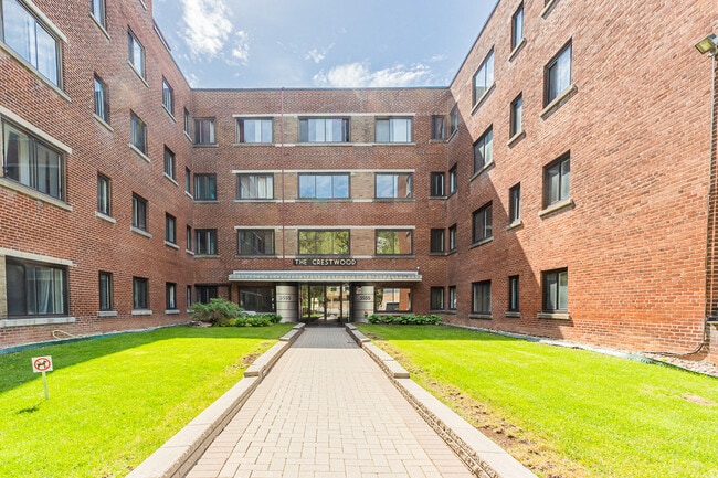 Le Crestwood in Montréal, QC - Foto de edificio - Building Photo