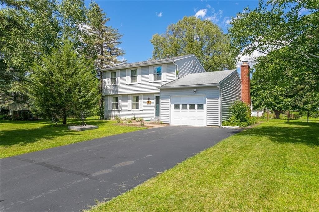 256 Blackwell Ln in Henrietta, NY - Building Photo