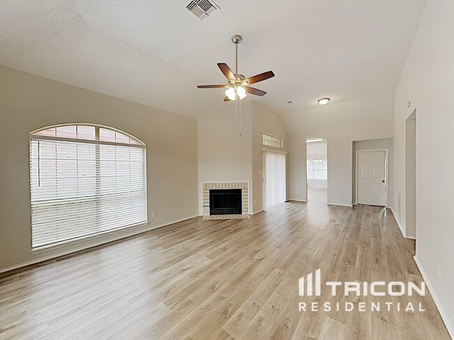 805 Clover Hill Ln in Cedar Hill, TX - Building Photo - Building Photo