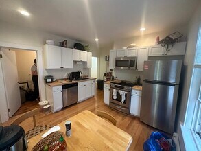 62 Pleasant St, Unit 3 in Cambridge, MA - Foto de edificio - Building Photo