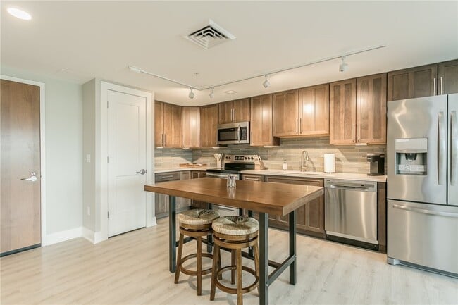 205 Lakeshore Dr in Canandaigua, NY - Building Photo - Building Photo