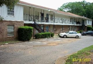 Little Creek Apartments in Jacksonville, TX - Foto de edificio - Building Photo