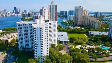 3300 NE 192 St in Aventura, FL - Foto de edificio - Building Photo