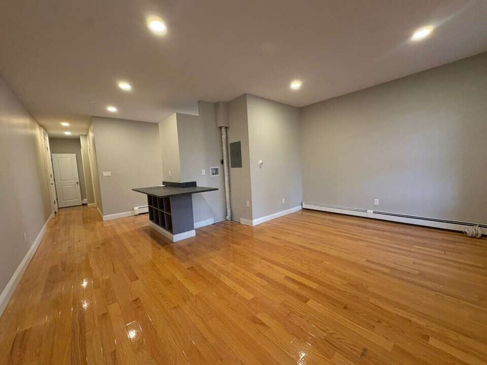 604 Chapel St, Unit 6 in New Haven, CT - Building Photo