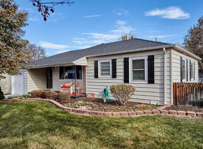 3833 E Nielsen Ln in Denver, CO - Building Photo - Building Photo