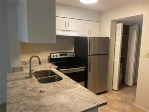 4035 S School Ave in Sarasota, FL - Building Photo - Building Photo