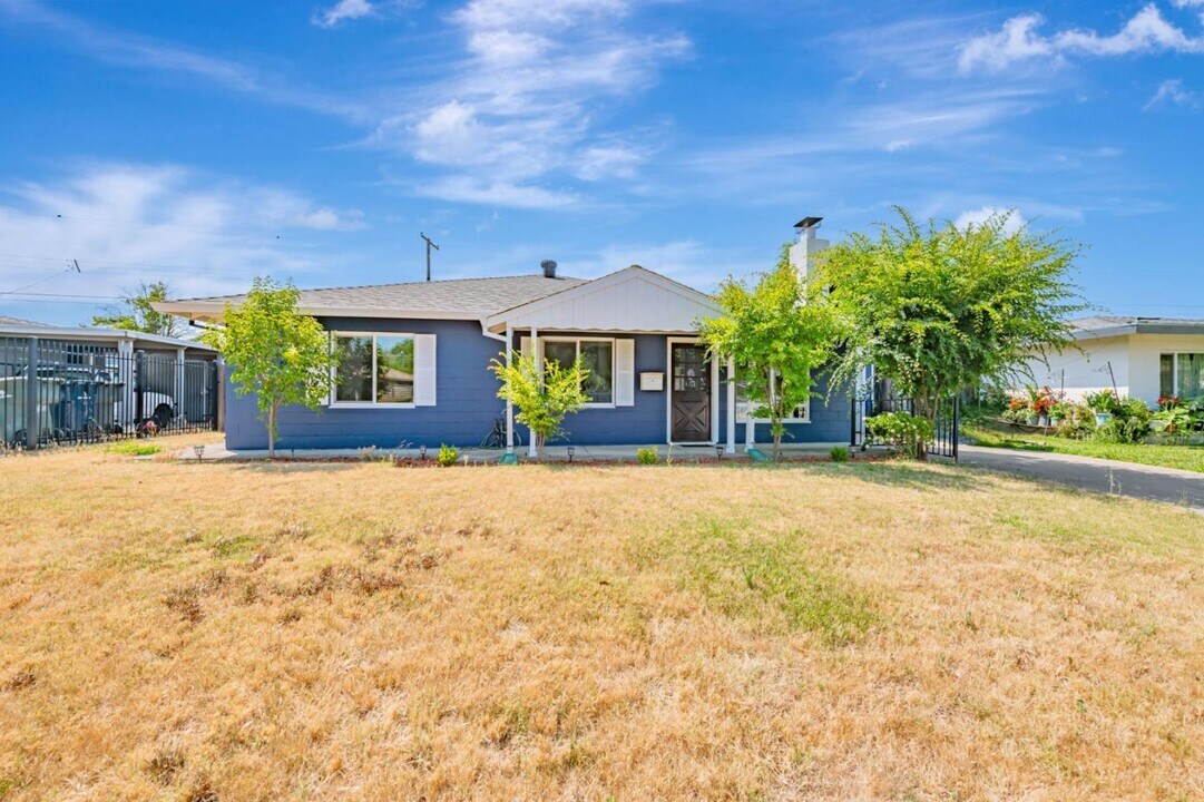 5400 Valletta Way in Sacramento, CA - Building Photo