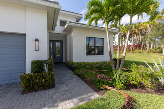 5664 St Armands Way in Westlake, FL - Building Photo - Building Photo