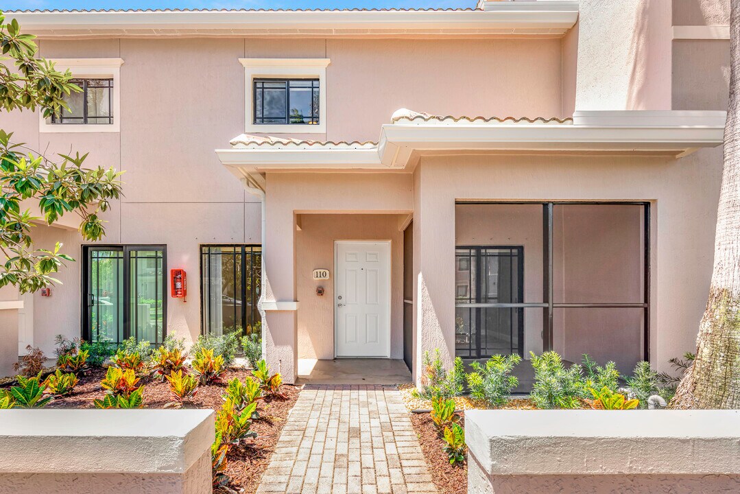 2802 Sarento Pl in Palm Beach Gardens, FL - Building Photo