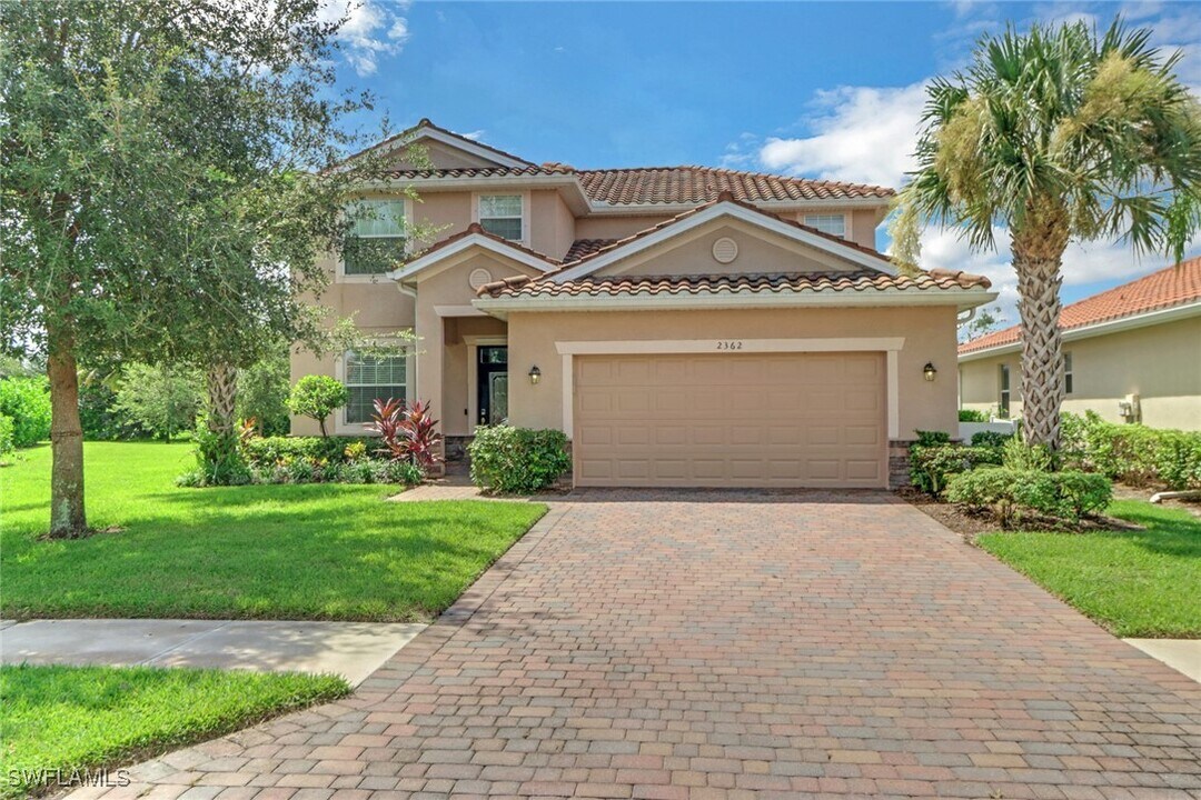 2362 Heydon Cir E in Naples, FL - Building Photo