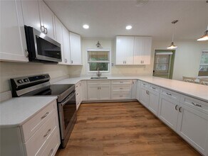 8481 S Great Oaks Dr in Floral City, FL - Building Photo - Building Photo