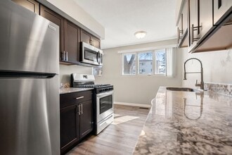 Park Place off Broadway in New Hope, MN - Foto de edificio - Building Photo