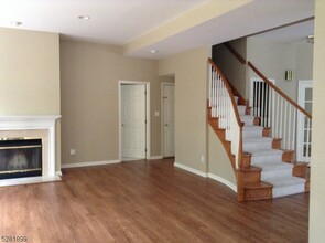 48 Landau Rd in Bernards, NJ - Foto de edificio - Building Photo
